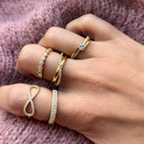Scrouples - 8 kt guldring med syntetiske zirkoner - Model: 715643