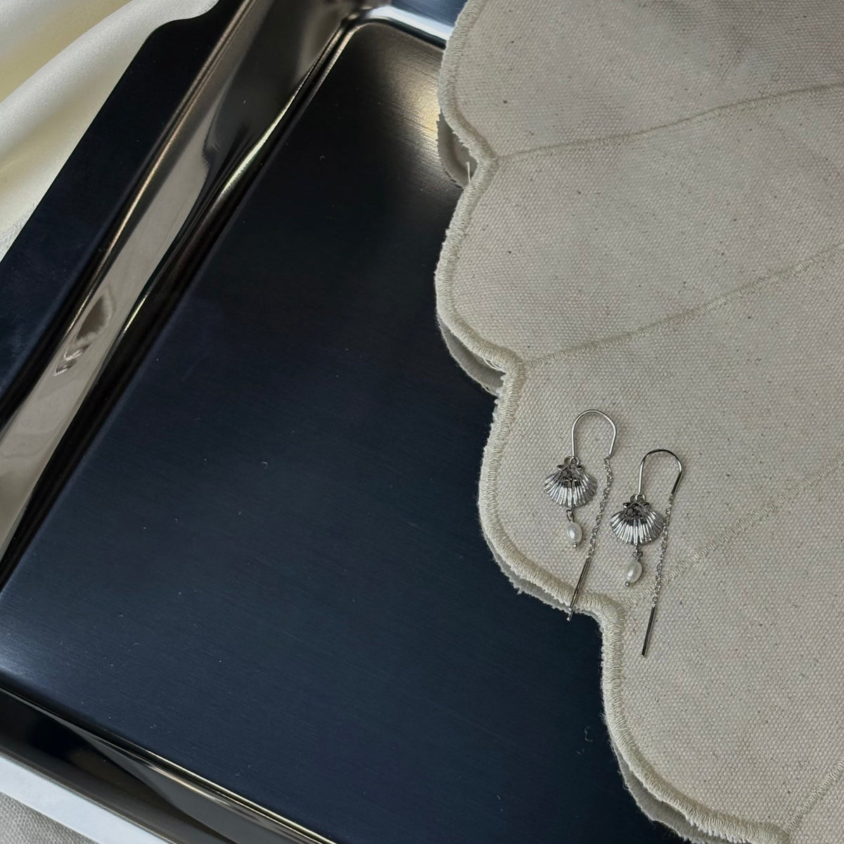Christina Long Clam Shell ørehængere i sølv – model 670-S83 – billede 3