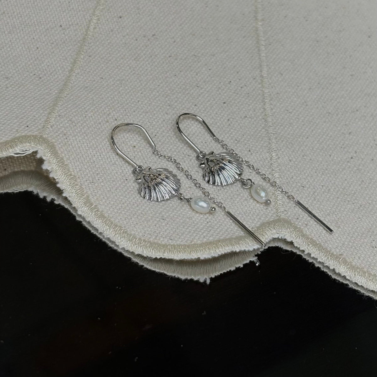 Christina Long Clam Shell ørehængere i sølv – model 670-S83 – billede 4
