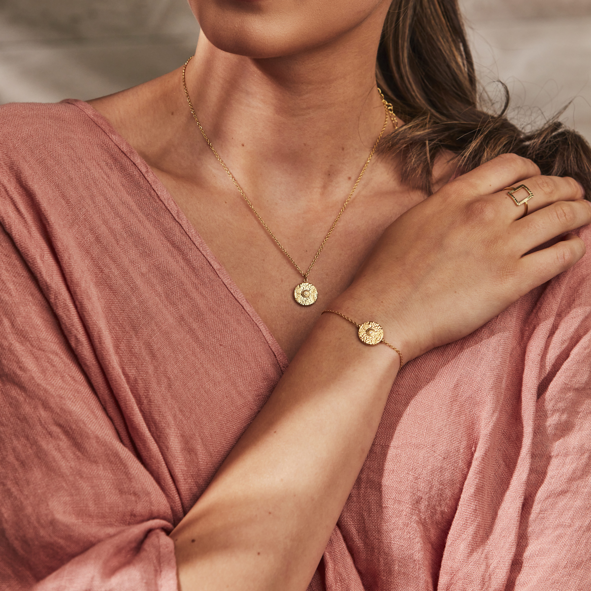 Sintridou - Armbånd med rund plade og sten i forgyldt stål - Model: ST610001