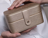 Christina - Julekampagne: Classic læderarmbånd med forgyldt marguerit charm, inklusiv flot smykkeskrin - Model: 605-JEWEL-G