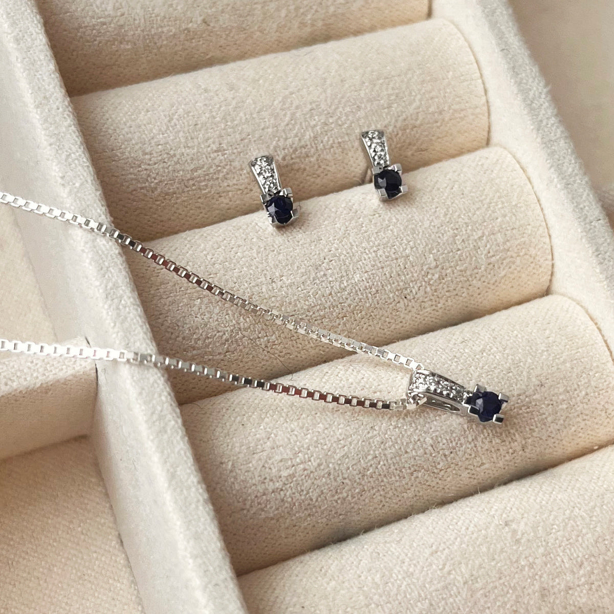 Kleopatra Queen vedhæng hvidguld safir + 0,02 H-W/SI 14 kt - Model: 2536,02SA