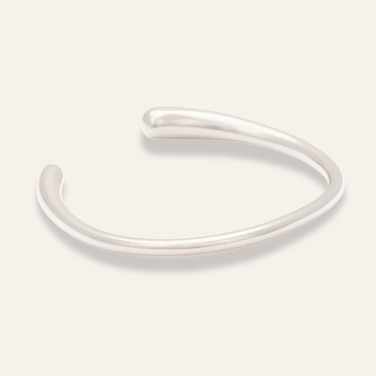 Sintridou - Armring med blød bølget form i stål - Model: ST610010
