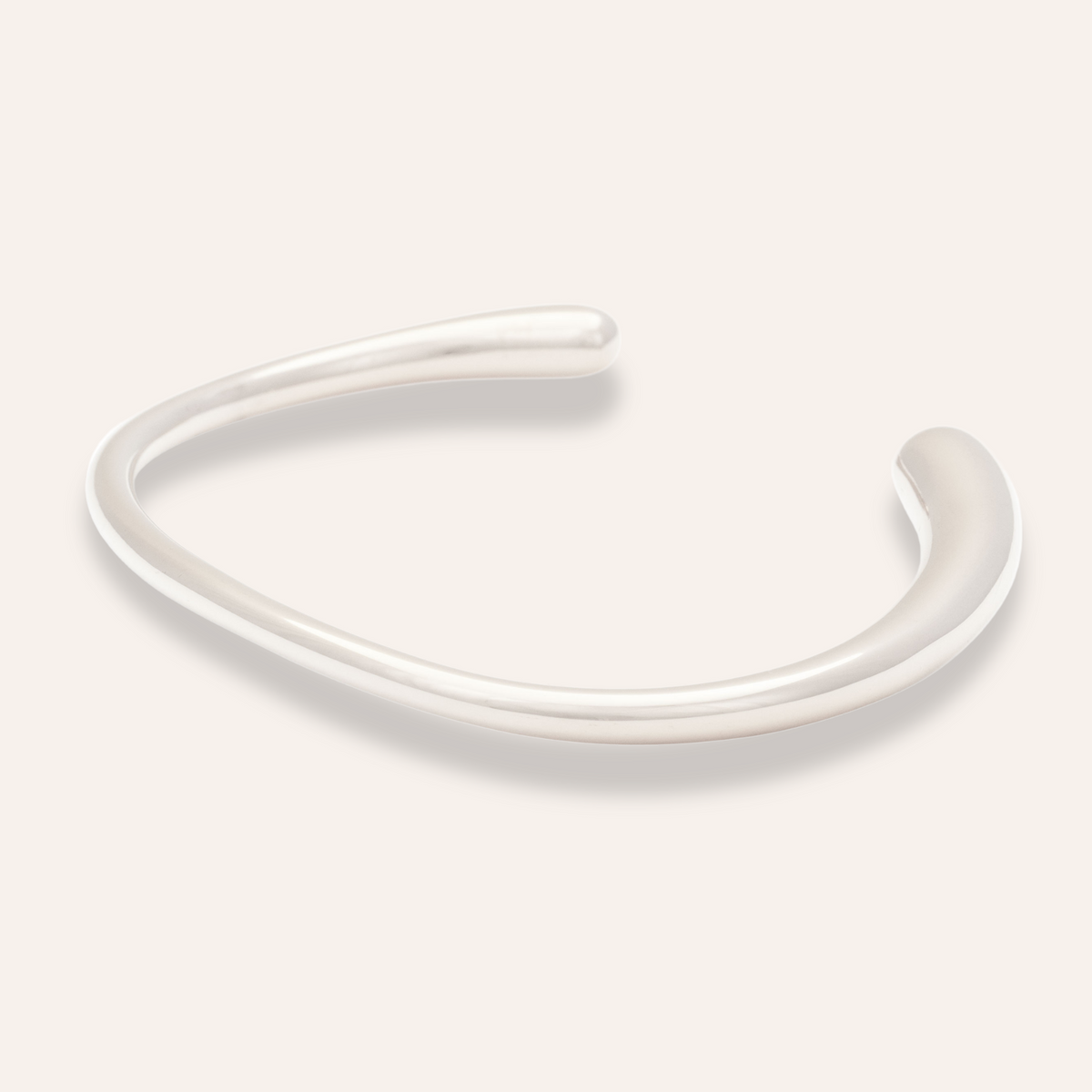 Sintridou - Armring med blød bølget form i stål - Model: ST610010