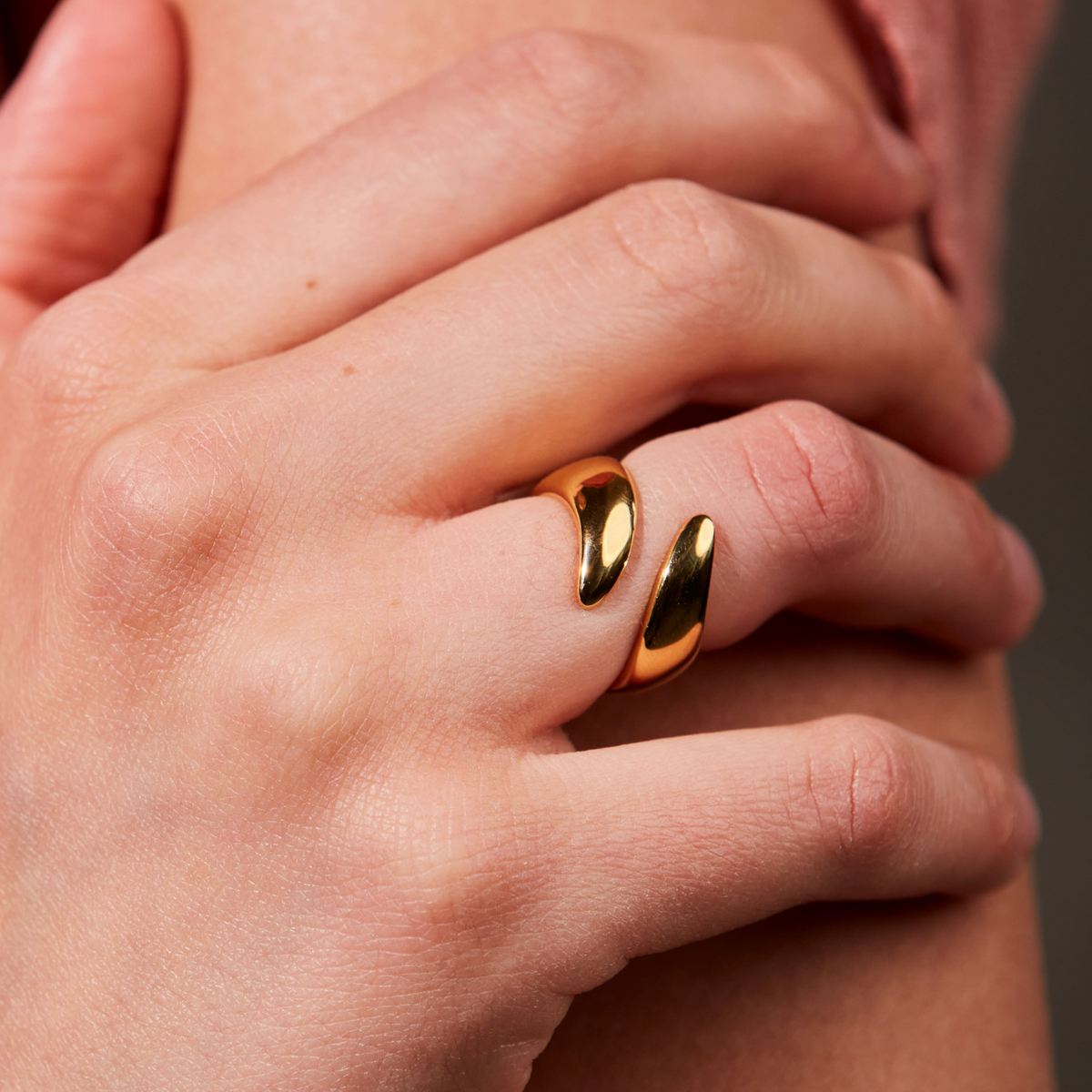 Sintridou - Ring med blank overflade i forgyldt stål - Model: ST710001