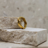 Sintridou - Ring med twistet overflade i forgyldt stål - Model: ST710018