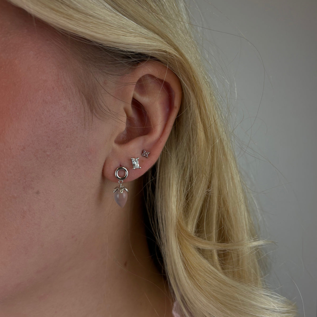 Christina White Baguette ørestikker i sølv – model 671-S113WHITE – billede 2