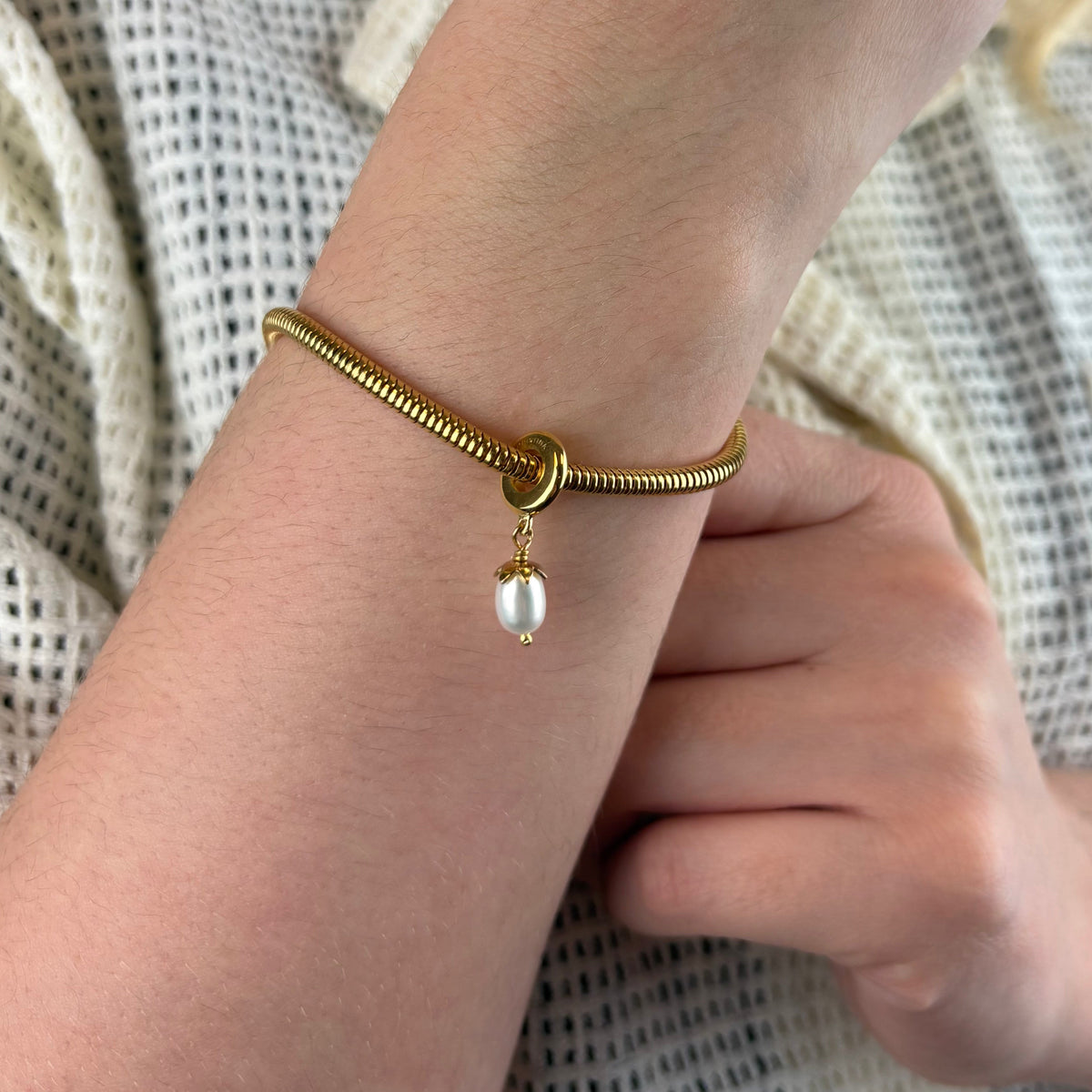 Christina Sparkling Pearl hænger-charm 4 mm i forgyldt sølv – model 623-G368 – billede 2