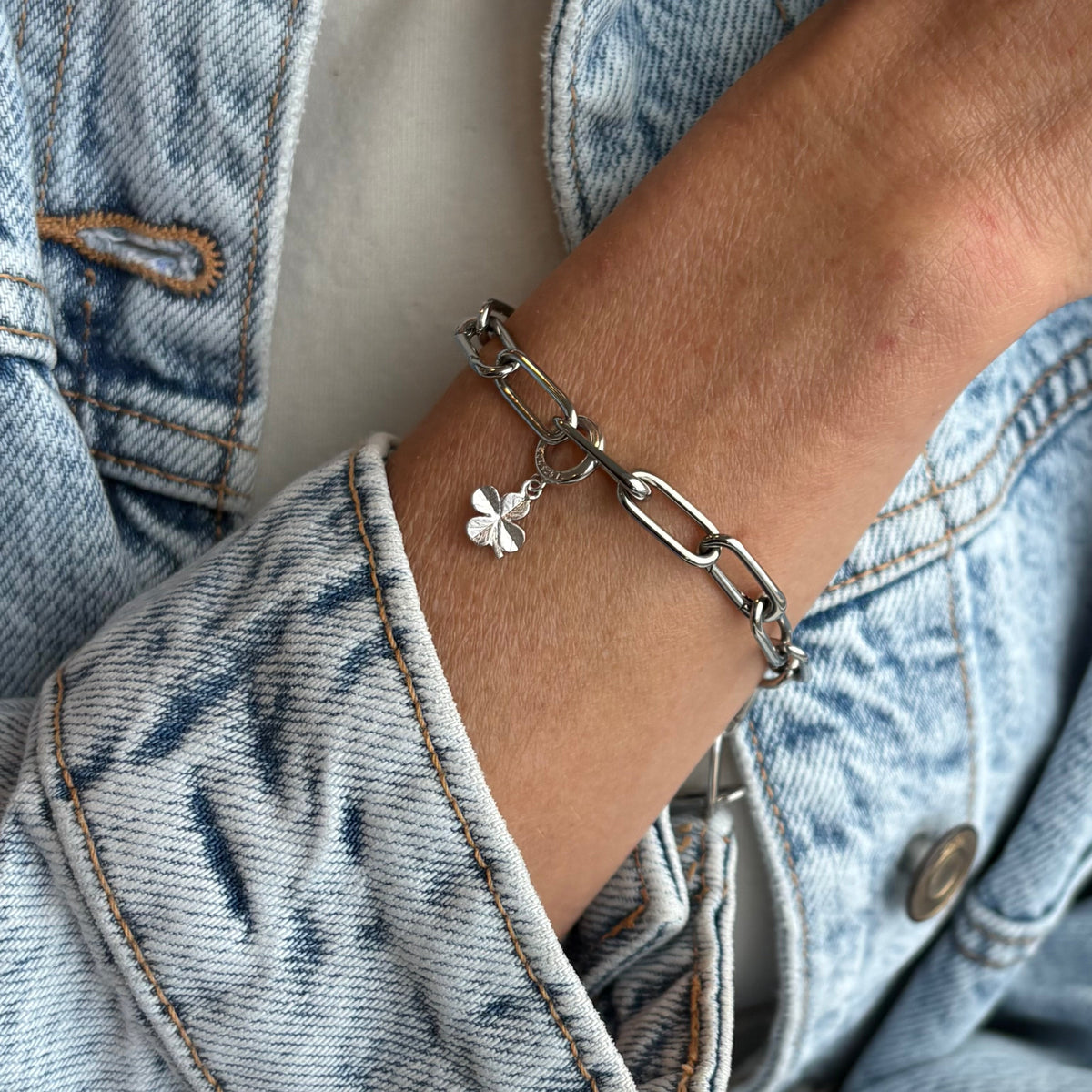 Christina Clover hænger-charm 4 mm i sølv – model 623-S388 – billede 2