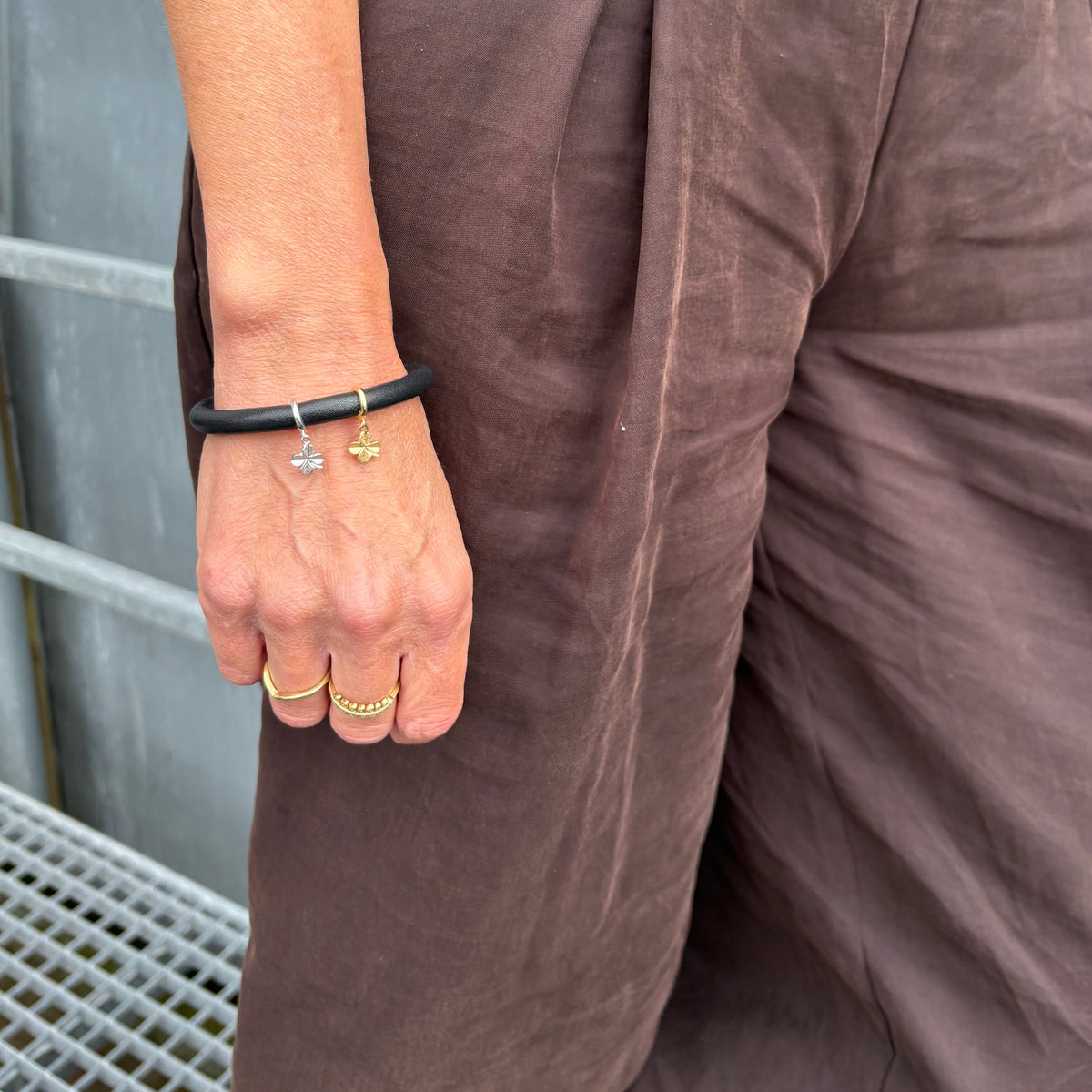 Christina Kløver Classic læder kampagne i forgyldt armbånd i forgyldt sølv – model 605-MOR2026-G – billede 5