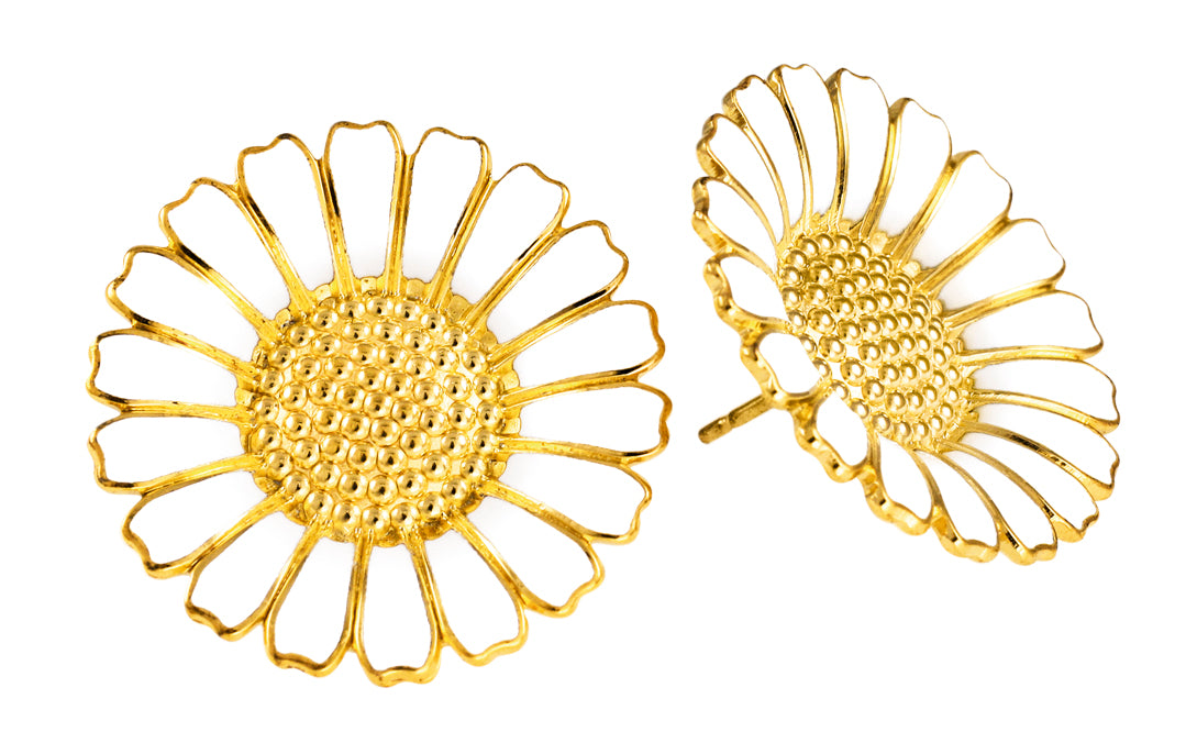 Lund Copenhagen Marguerit ørestikk 25mm med hvid emalje i forgyldt sølv – model 909025-4-M