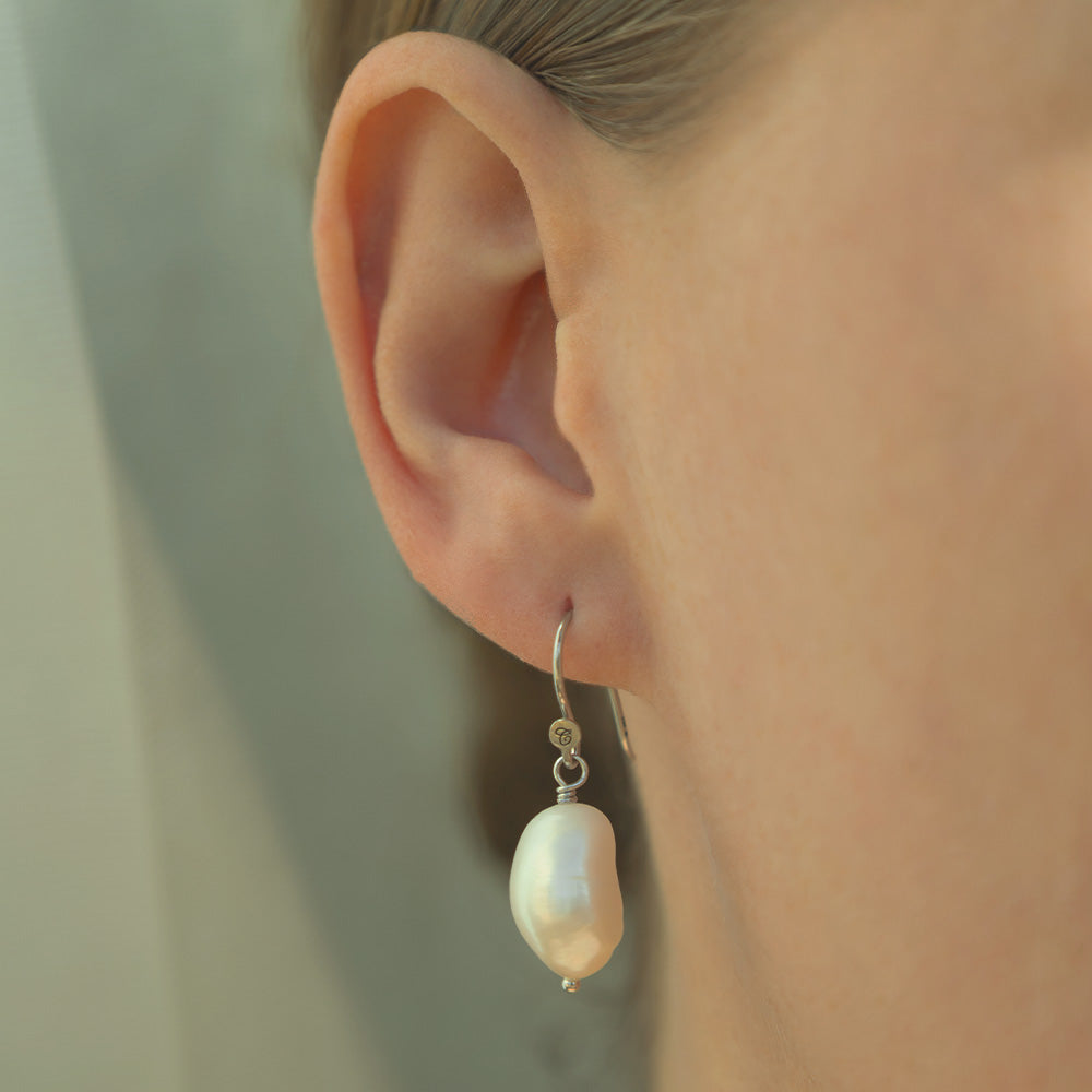 Christina Pearl Dream ørehængere i sølv – model 670-S56 – billede 2