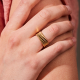 Sintridou - Ring med rillet overflade i stål - Model: ST710024
