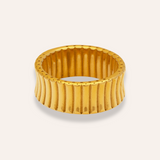 Sintridou - Ring med rillet overflade i forgyldt stål - Model: ST710009
