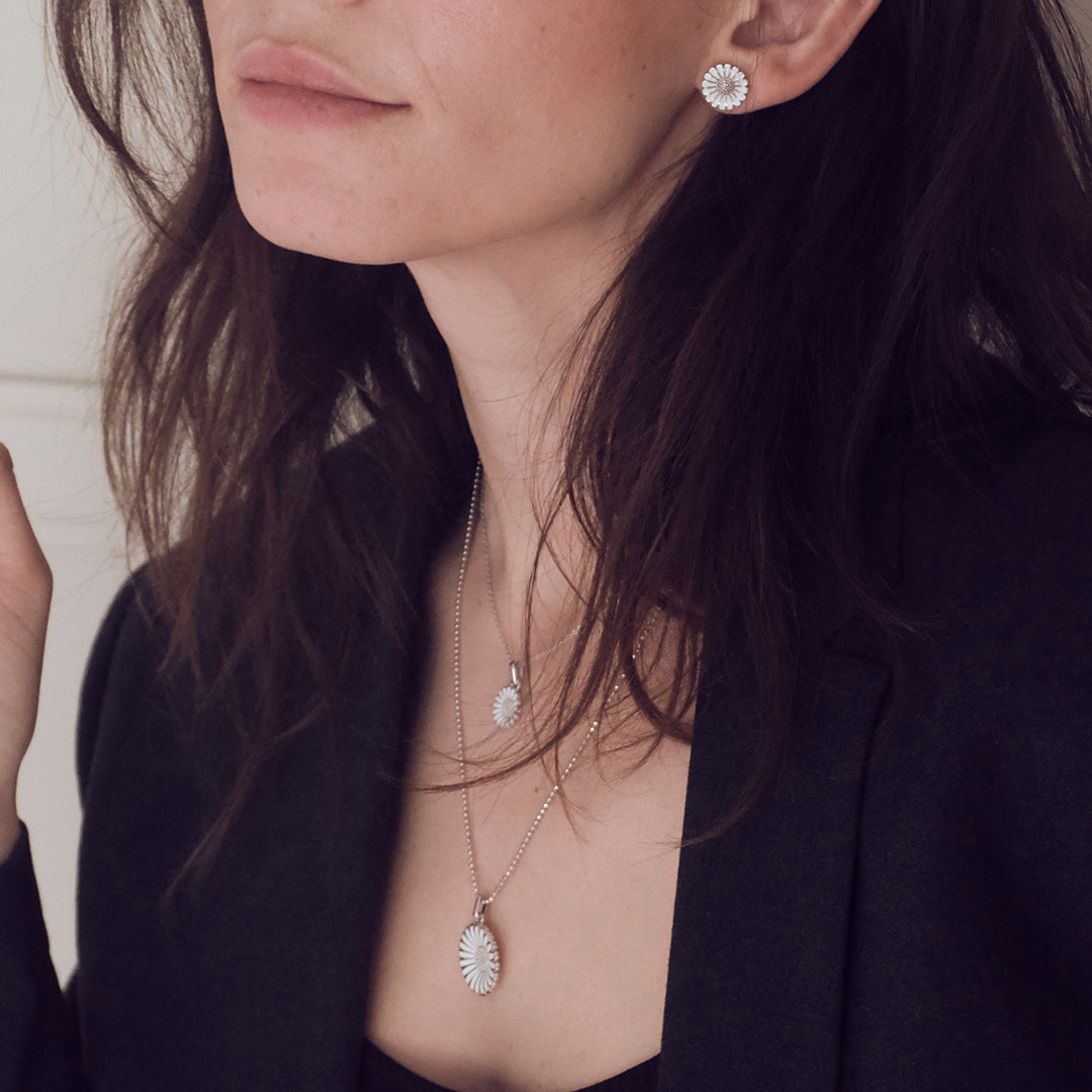 Christina Marguerit 12mm ørestikker i sølv – model 671-S122 – billede 4