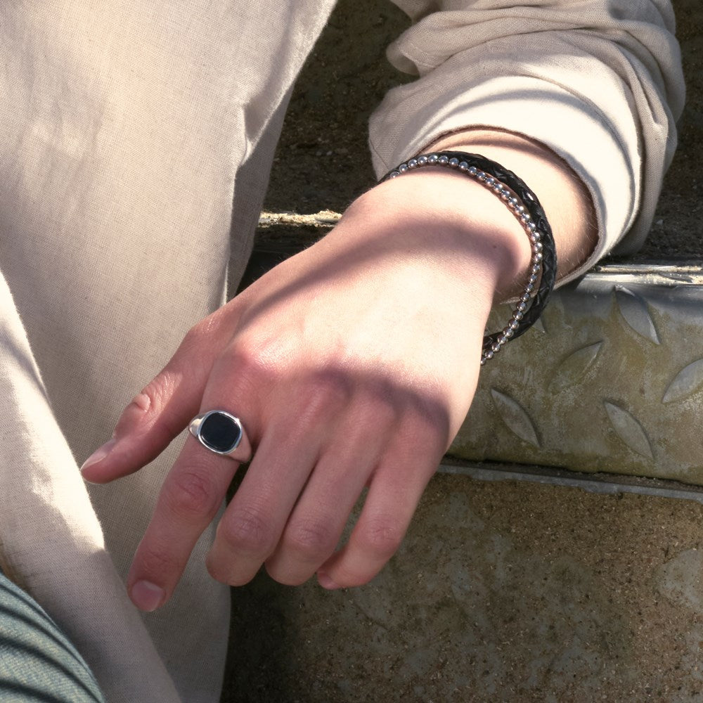 SON of NOA stålring med black agate båret på hånd