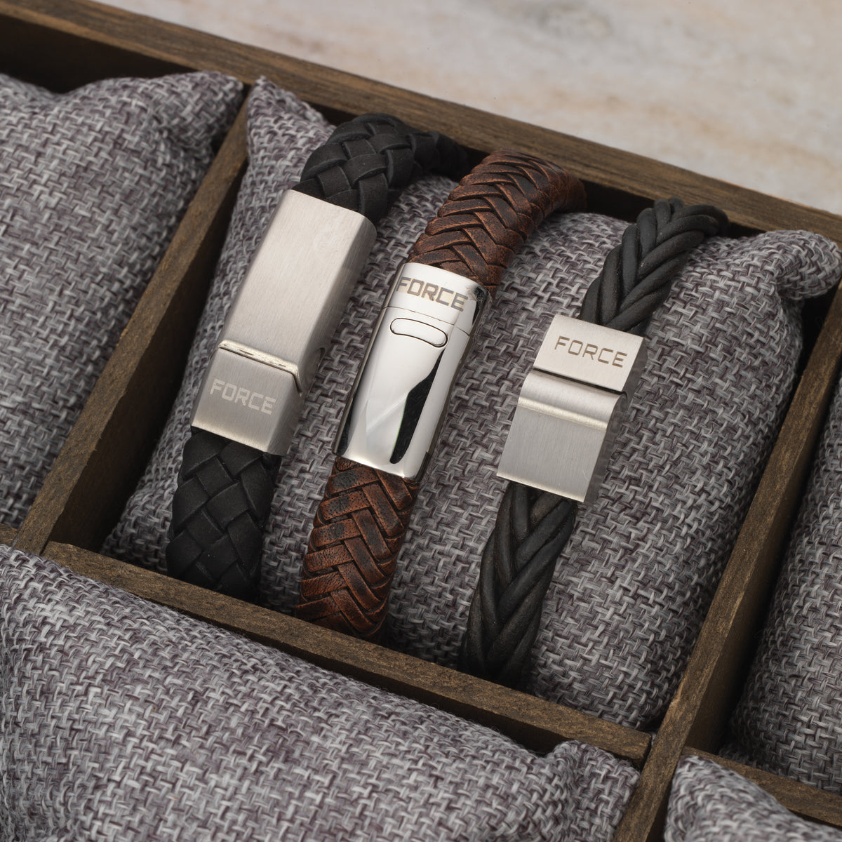 Scrouples - FORCE - Herrearmbånd i sort læder  - Model: 03701A,M