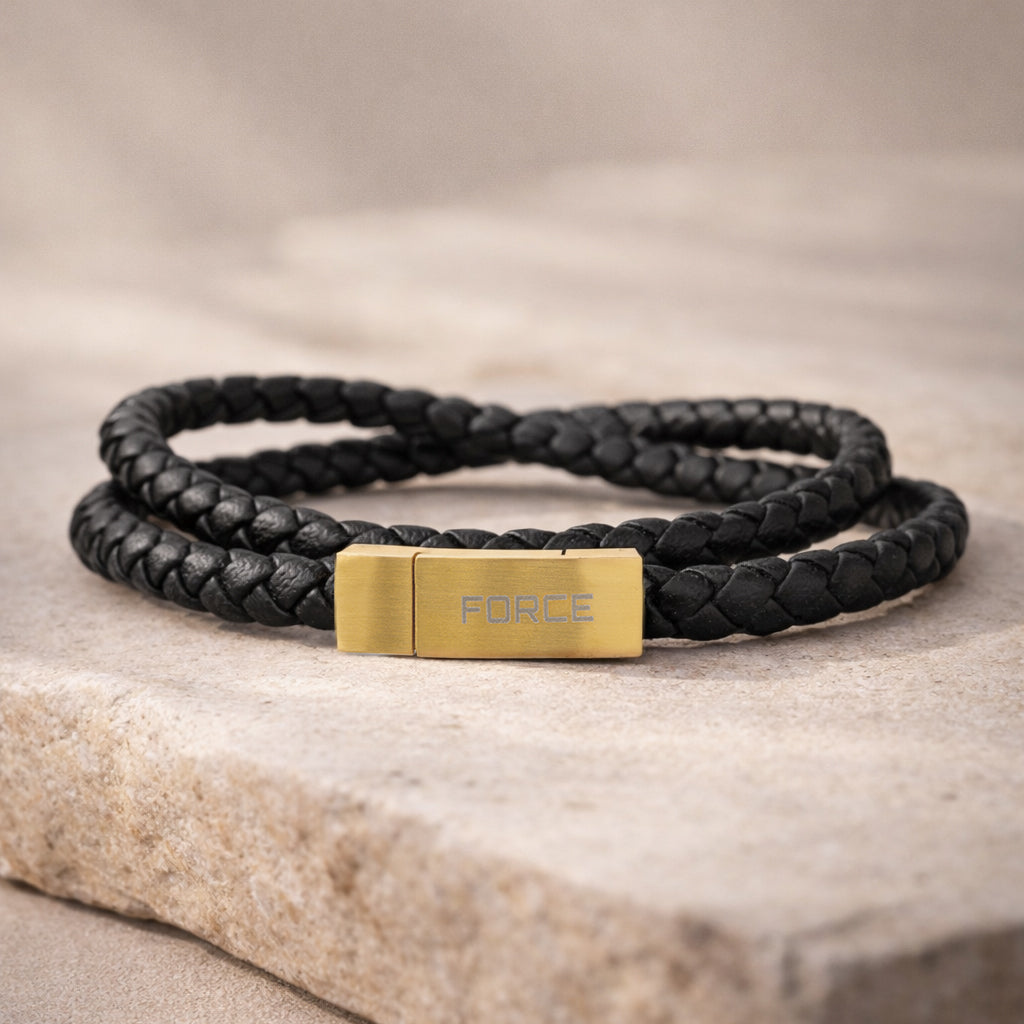 Scrouples- Force armbånd db. rk. sort læder guldfarvet stål lås 21cm-model 04201A,M