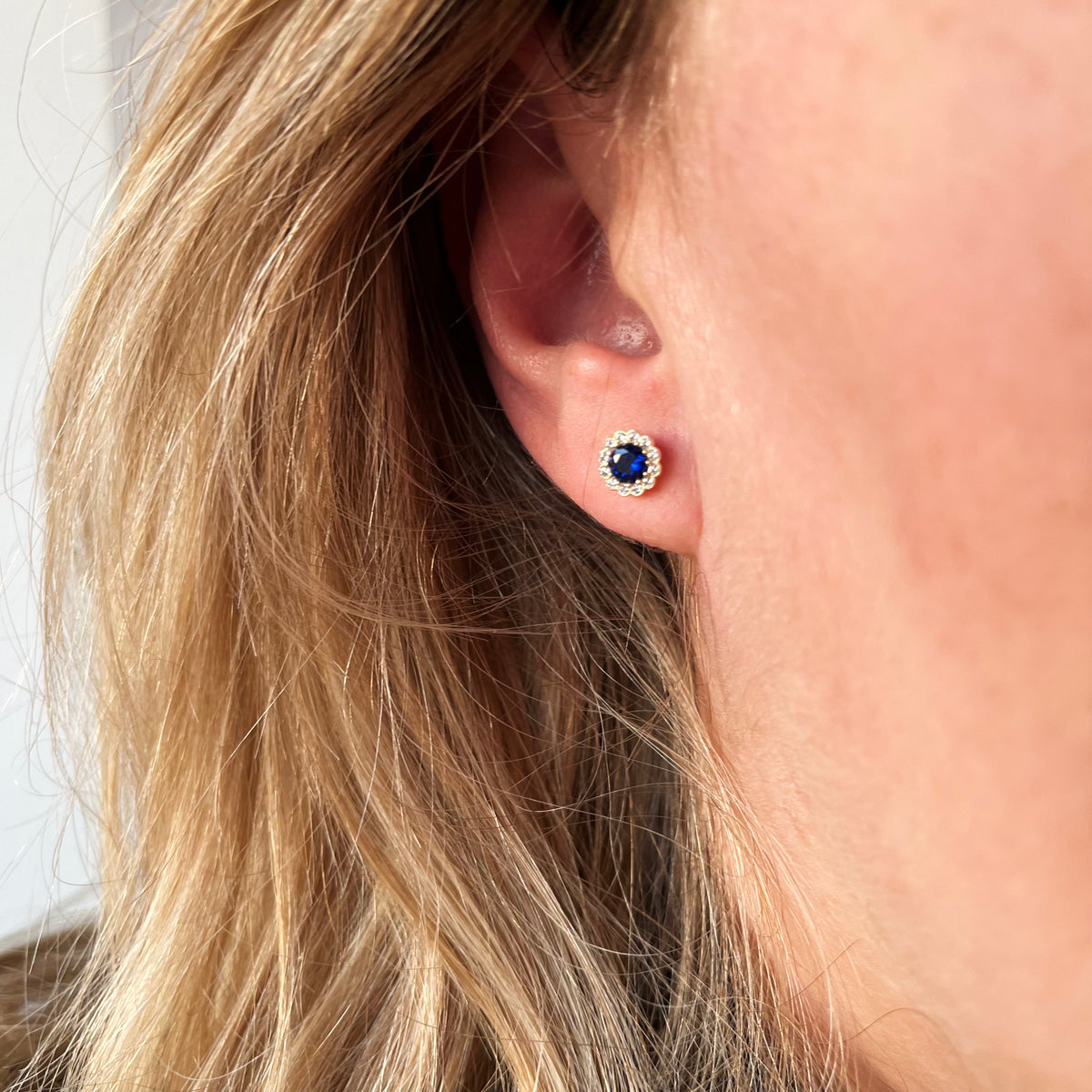 Scrouples - 8 kt guld ørestikker roset med blå/hvid syntetiske zirkoner - Model: 123273