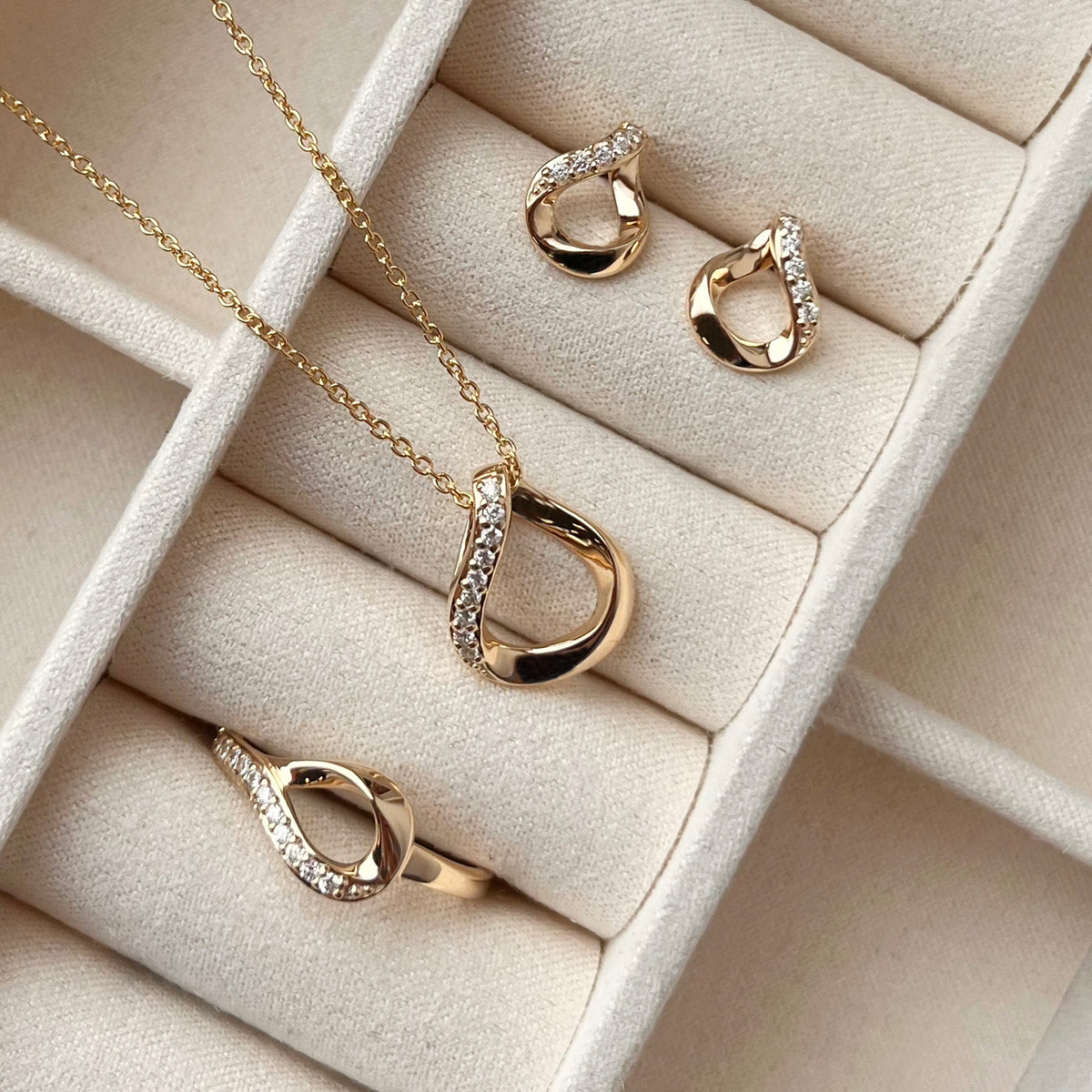 Scrouples - 8 kt guldring med syntetiske zirkoner - Model: 714683