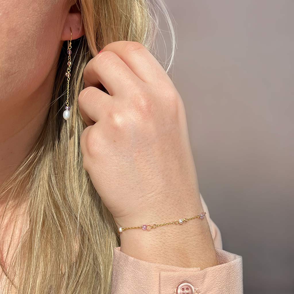 Scrouples - Forgyldte ørehængere med lyserøde sten og perler - Model: 157222