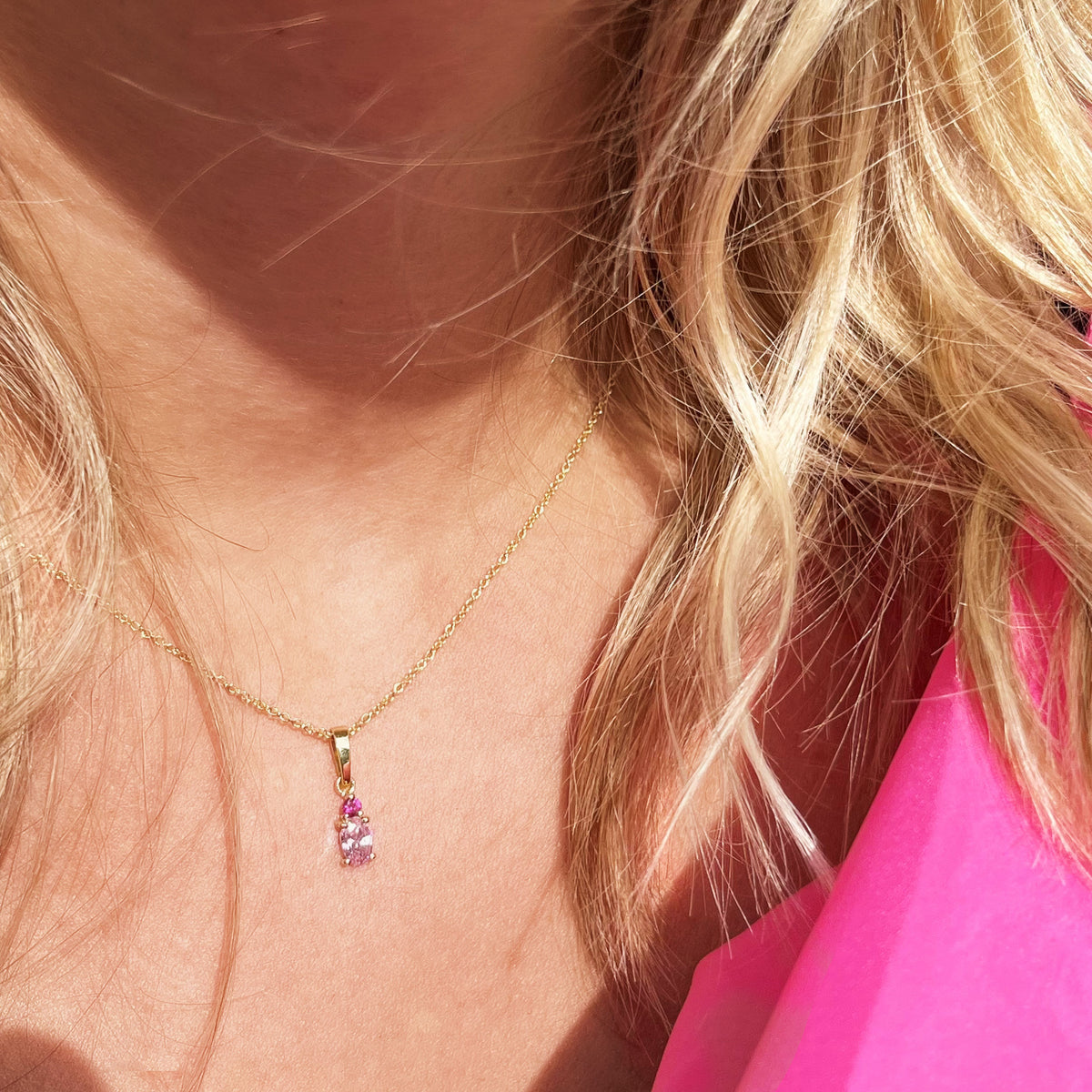Scrouples - 8 kt guld vedhæng med pink og rosa syntetiske zirkoner og forgyldt kæde - Model: 213823