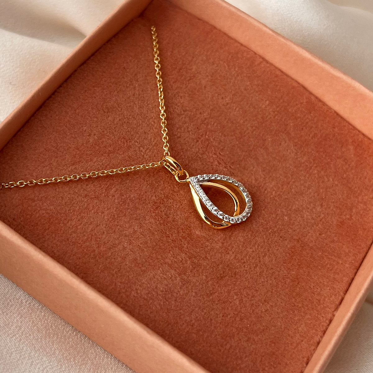 Scrouples - 8 kt guld vedhæng med syntetiske zirkoner og forgyldt kæde - Model: 214953