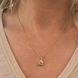 Scrouples - 8 kt guld vedhæng knude, med forgyldt kæde - Model: 216373