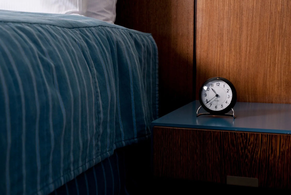 Arne Jacobsen - STATION alarm bordur i sort - Model: 43672