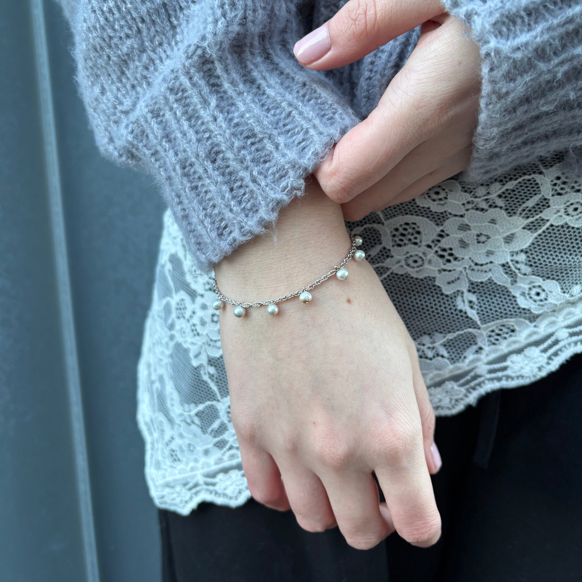 Christina Dangling Pearls armbånd i sølv – model 601-S47 – billede 2