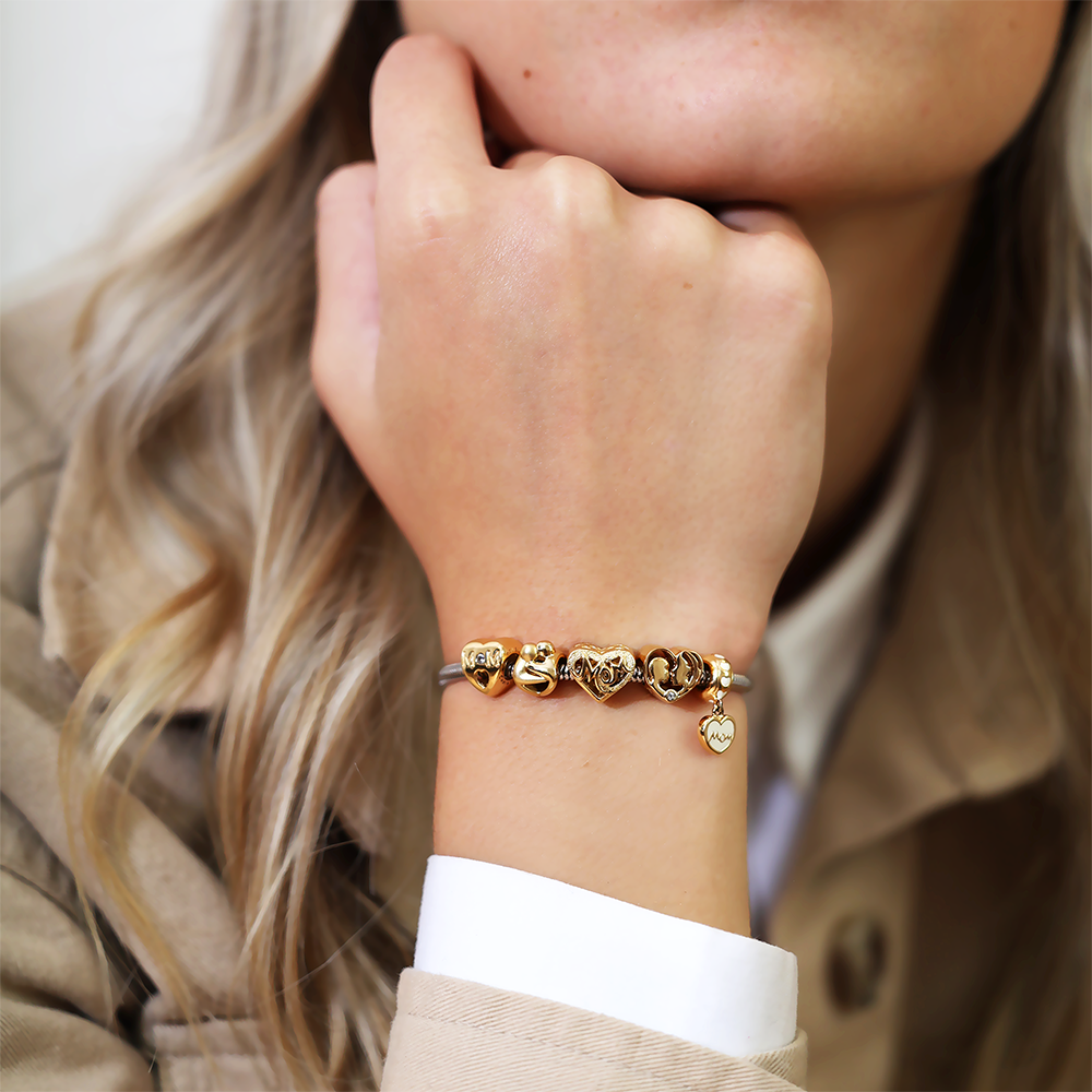 Christina Hugs charm 4 mm i forgyldt sølv – model 623-G250 – billede 2
