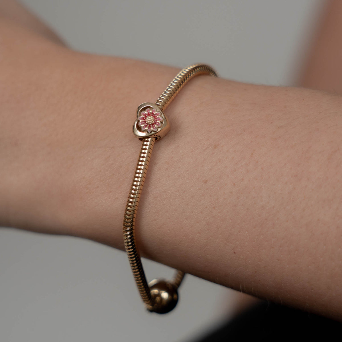 Christina Pink Marguerit charm 4 mm i forgyldt sølv – model 623-G263 – billede 3
