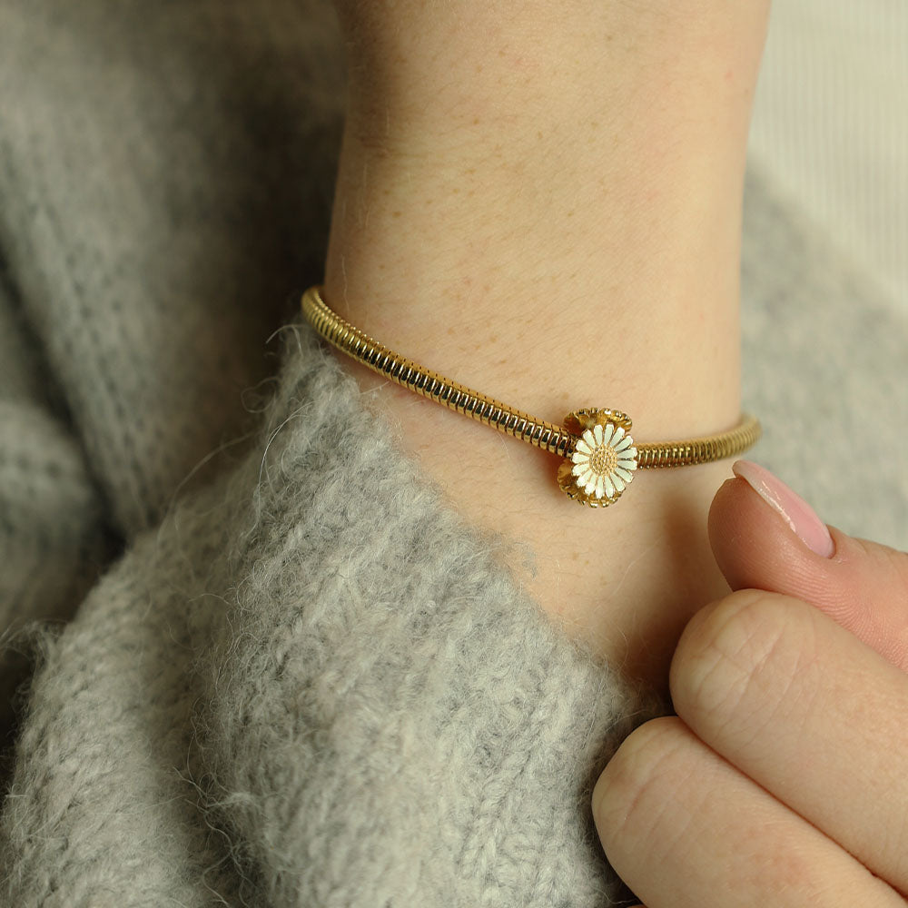 Christina Marguerit Triangle charm 4 mm i forgyldt sølv – model 623-G340 – billede 2