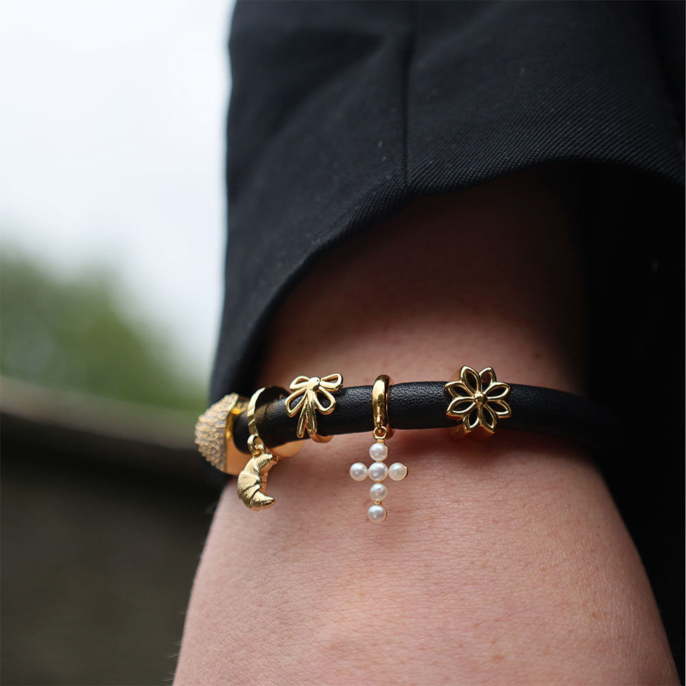 Christina Pearl cross charm i forgyldt sølv – model 610-G145 – billede 2