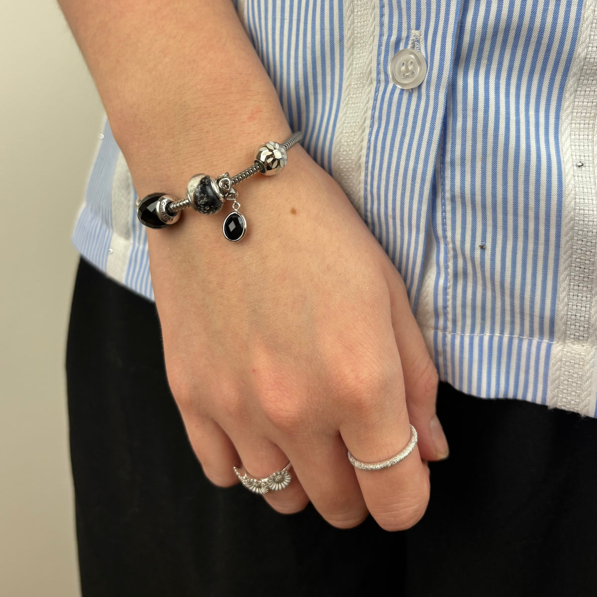 Christina Moving Onyx hænger-charm 4 mm i sølv – model 623-S47 – billede 2