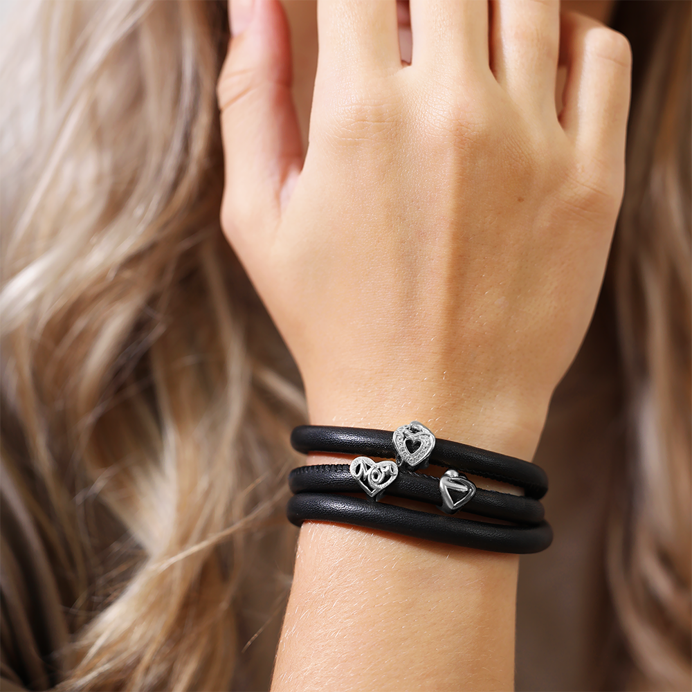 Christina Hugs charm i sort sølv – model 630-B227 – billede 2