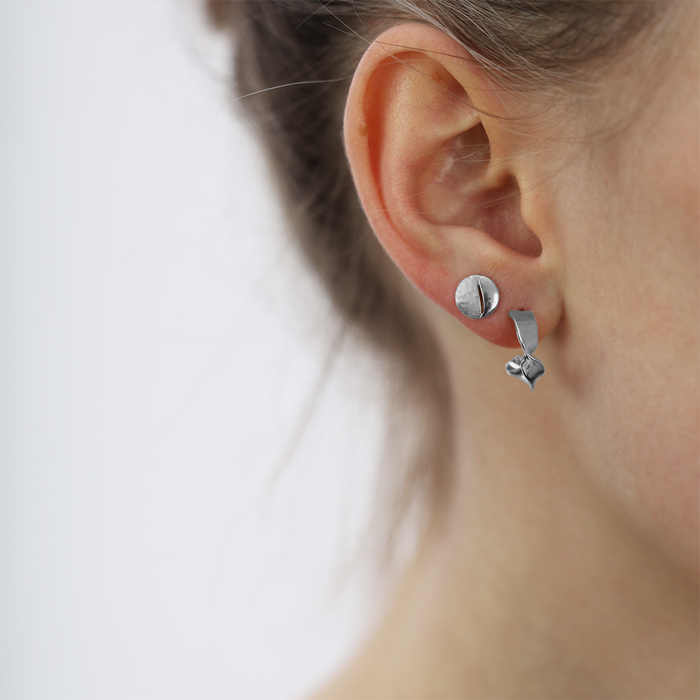 Christina Curved Leaf ørehængere i sølv – model 670-S47 – billede 2
