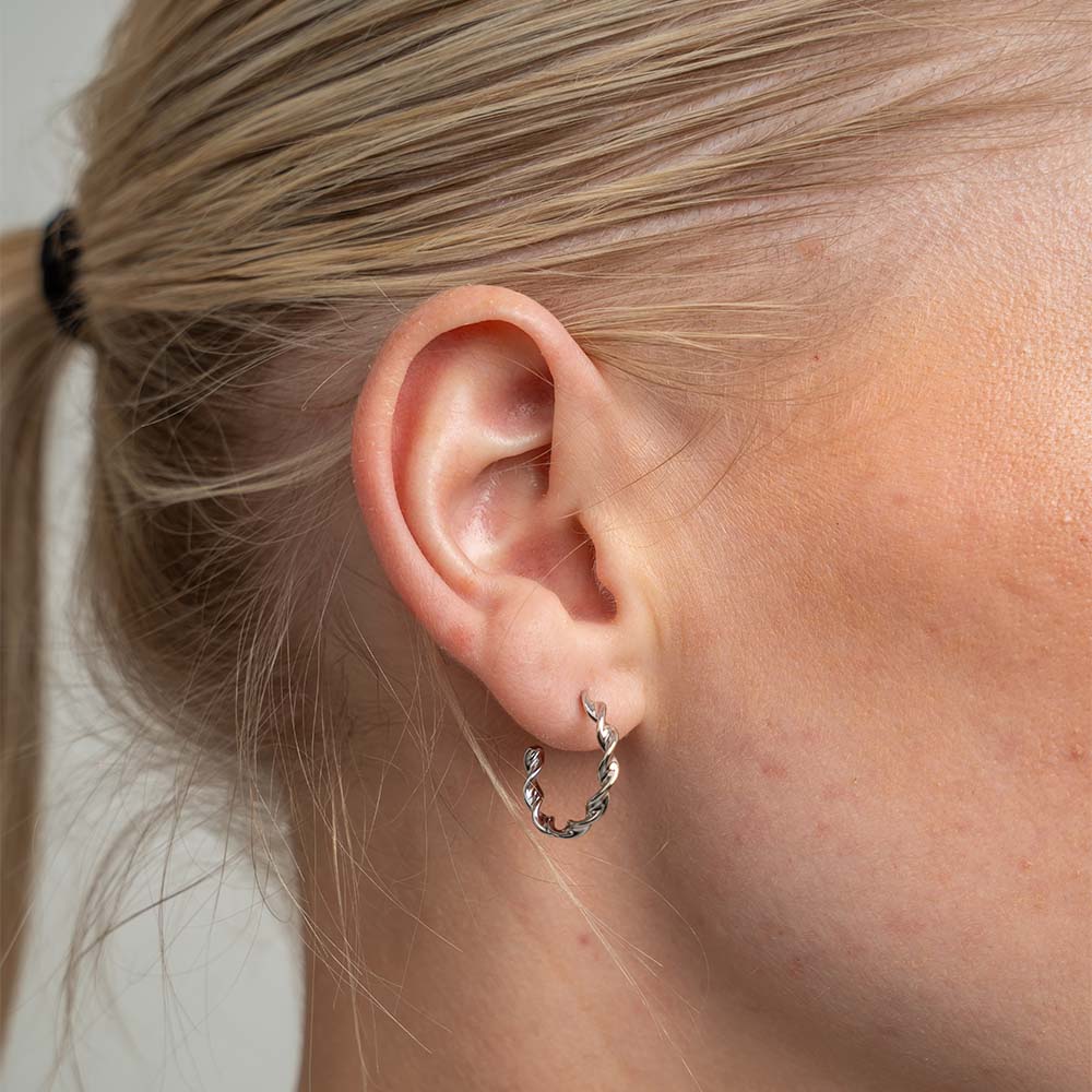 Christina Large Twisted creoler i sølv – model 670-S89 – billede 4