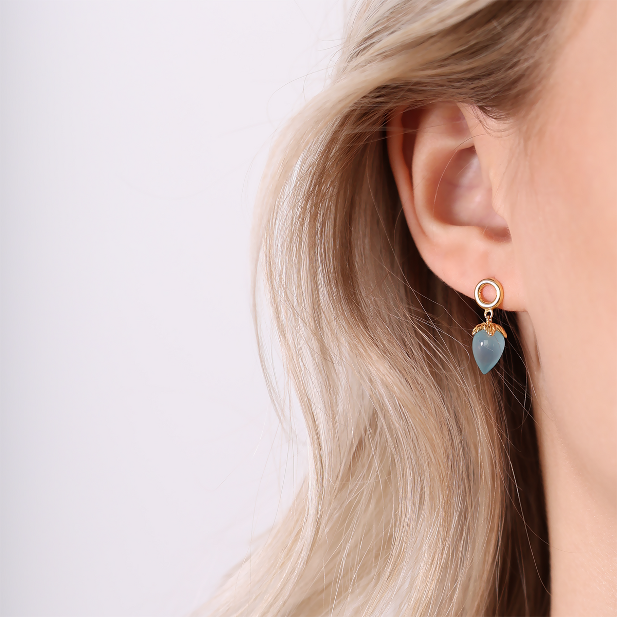 Christina Blue Chalcedony ørestikker i forgyldt sølv – model 671-G104-BLUE – billede 2