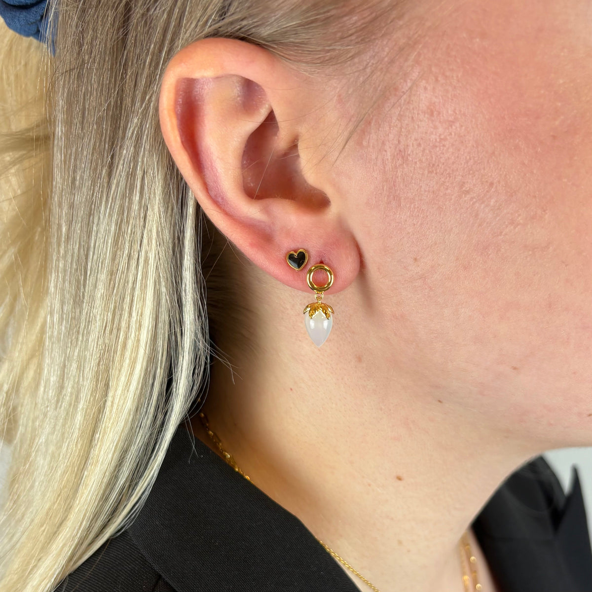 Christina White Chalcedony ørestikker i forgyldt sølv – model 671-G104-WHITE – billede 2