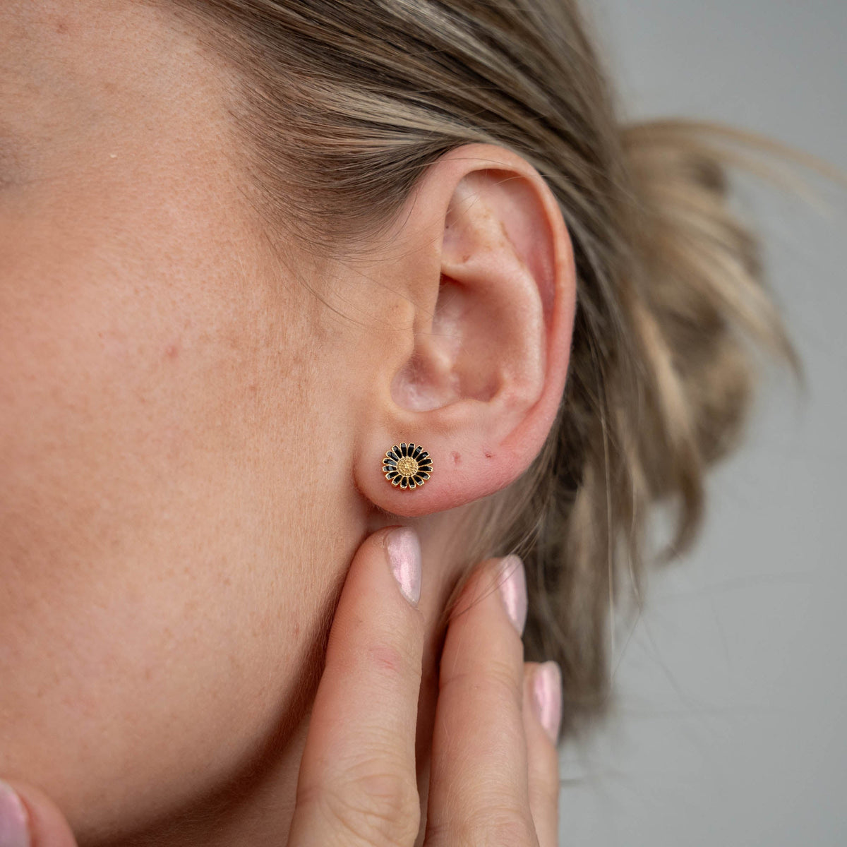 Christina Marguerit black 8mm ørestikker i forgyldt sølv – model 671-G124 – billede 2