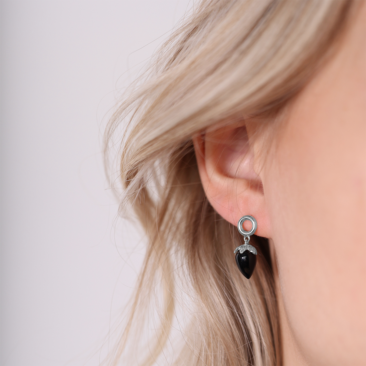 Christina Black Chalcedony ørestikker i sølv – model 671-S104-BLACK – billede 3