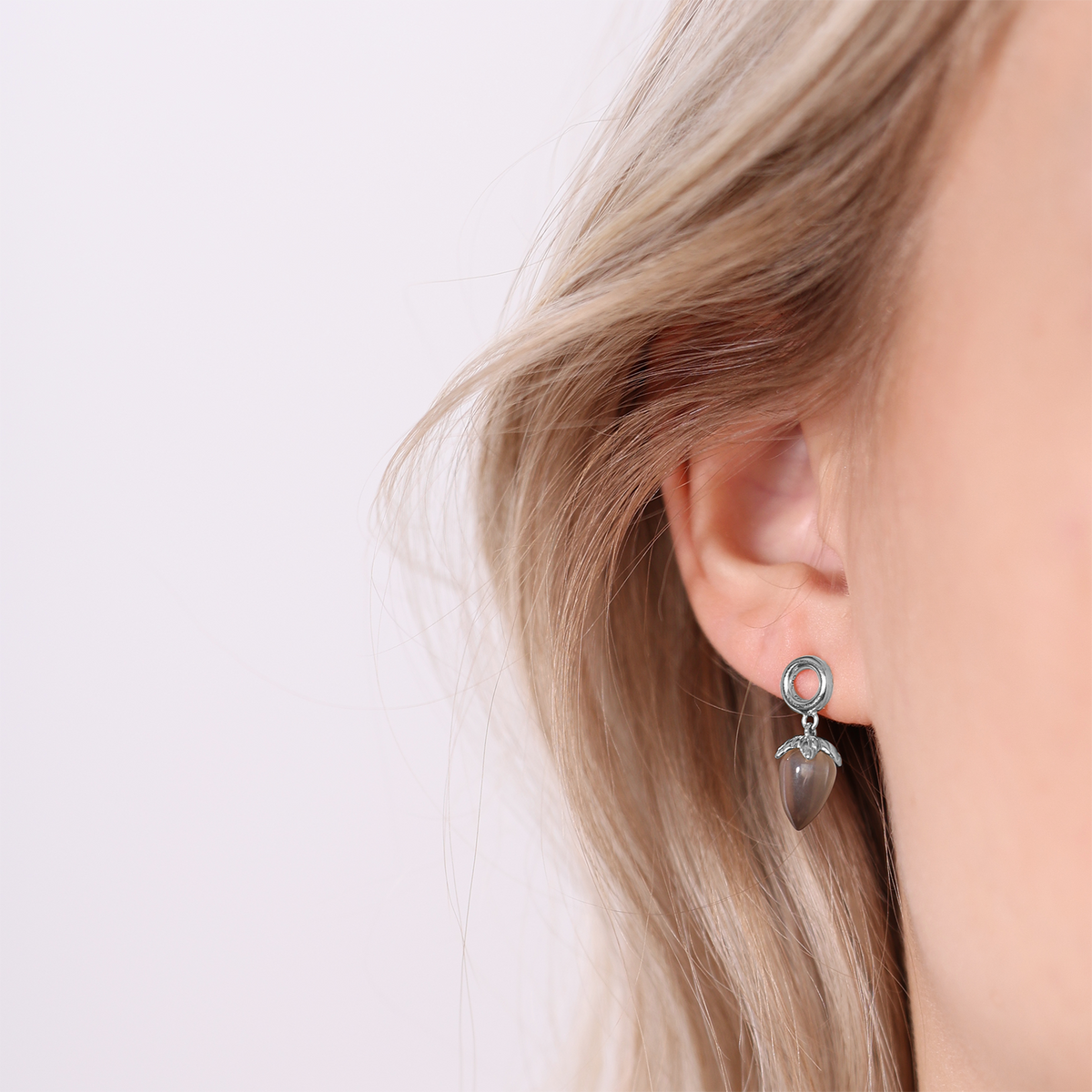 Christina Grey Moonstone ørestikker i sølv – model 671-S104-GREY – billede 2