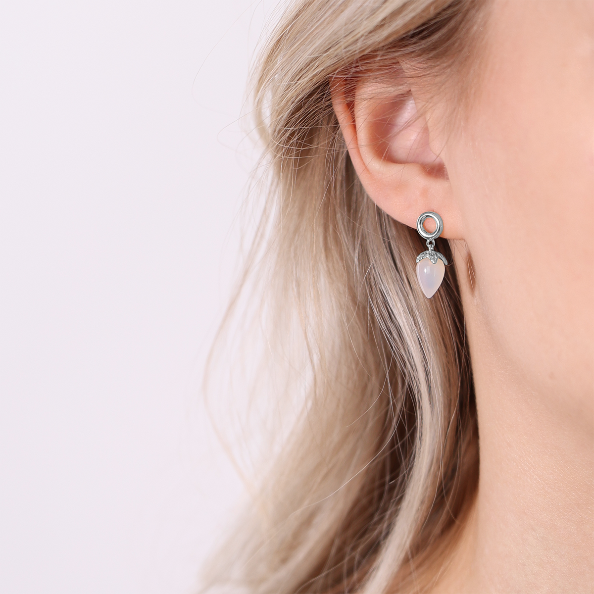 Christina White Chalcedony ørestikker i sølv – model 671-S104-WHITE – billede 4