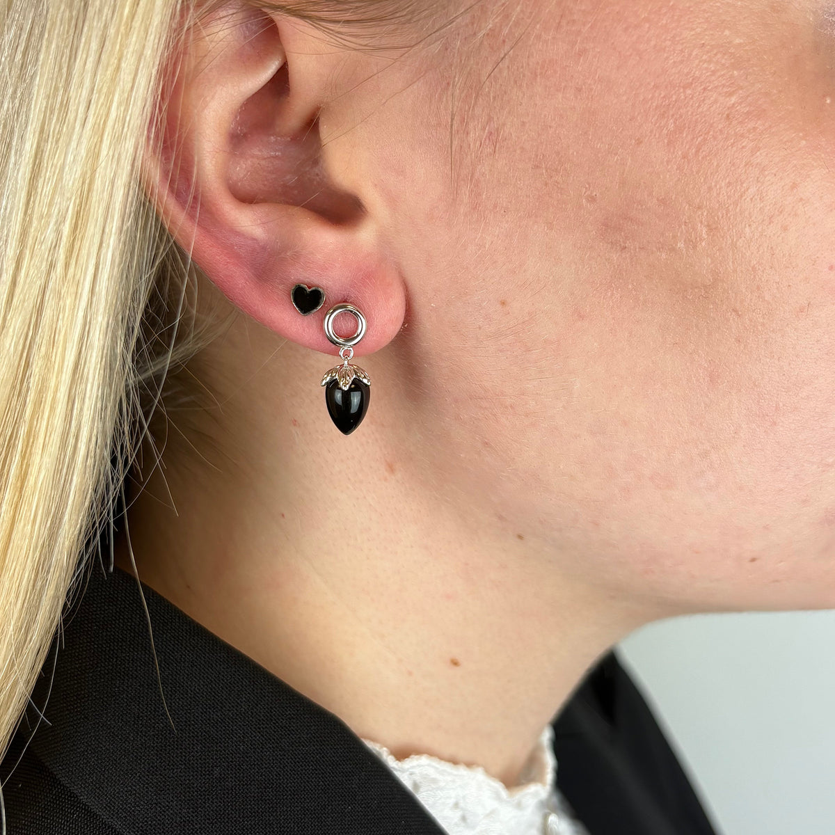 Christina Black Chalcedony ørestikker i sølv – model 671-S104-BLACK – billede 2