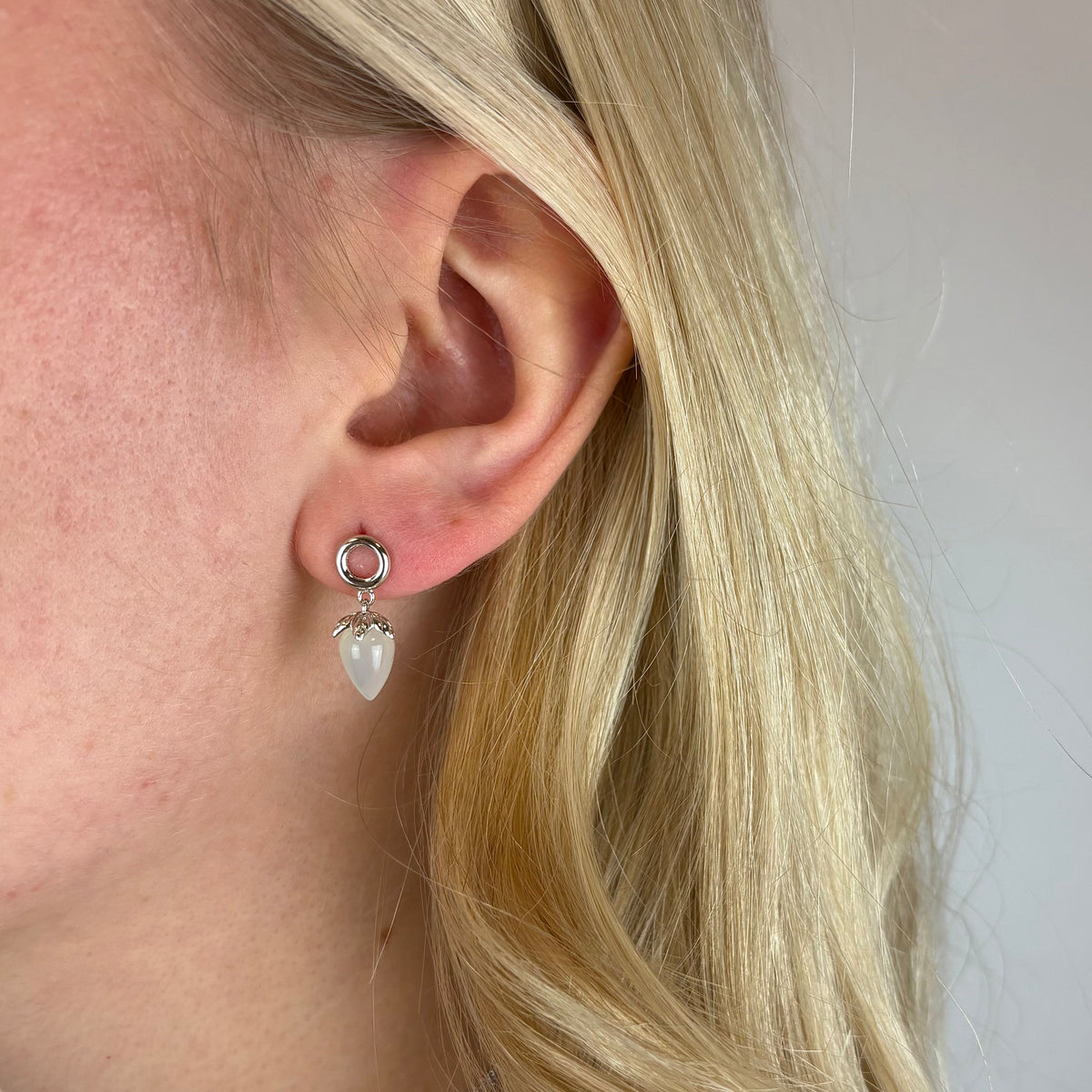 Christina White Chalcedony ørestikker i sølv – model 671-S104-WHITE – billede 2