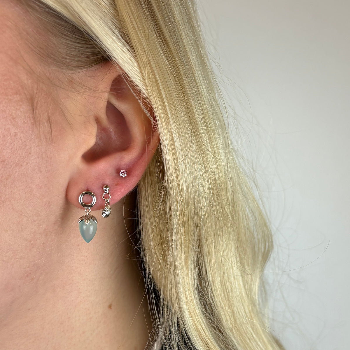 Christina Blue Chalcedony ørestikker i sølv – model 671-S104-BLUE – billede 2