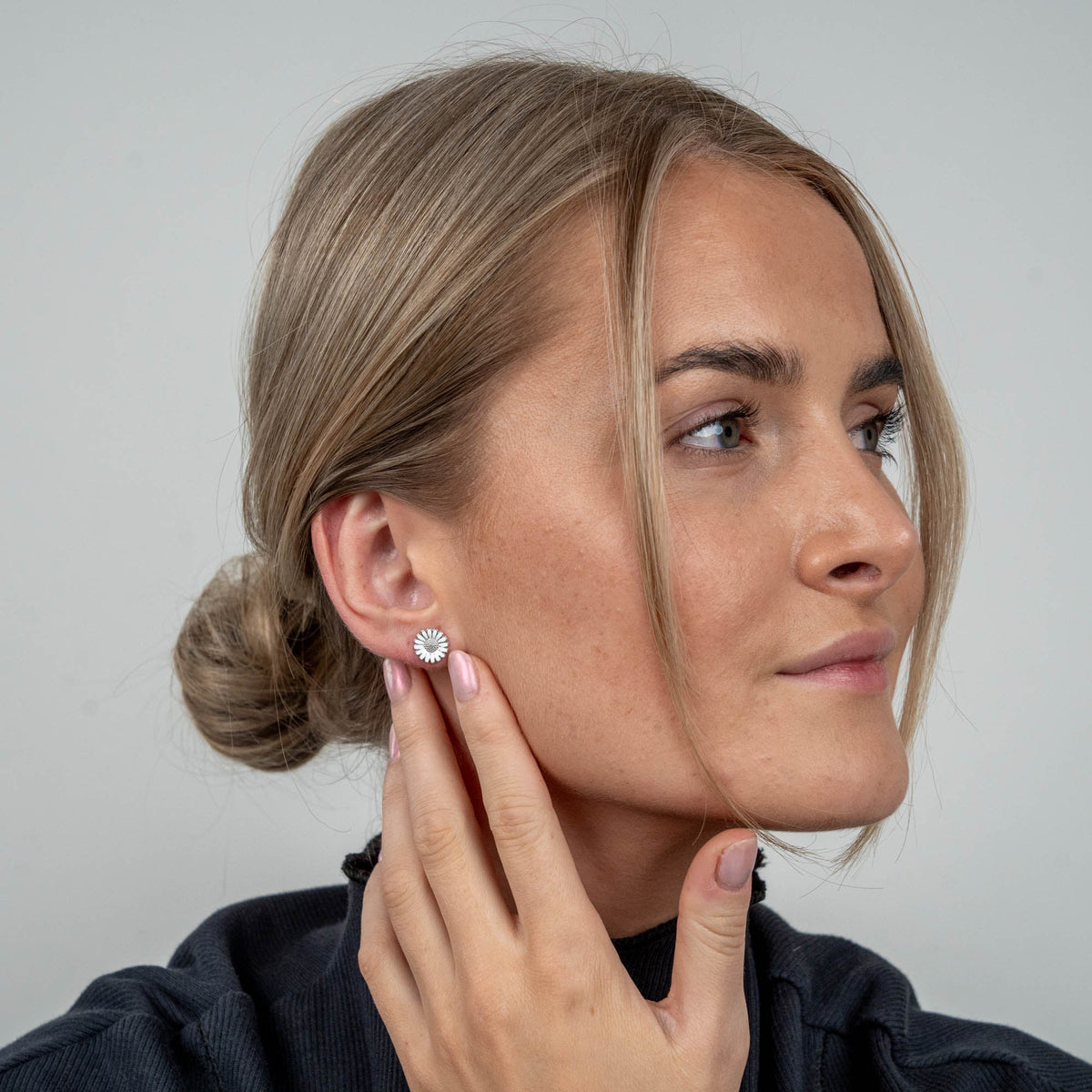 Christina Marguerit 12mm ørestikker i sølv – model 671-S122 – billede 3