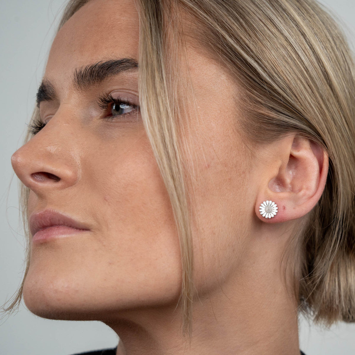 Christina Marguerit 12mm ørestikker i sølv – model 671-S122 – billede 2