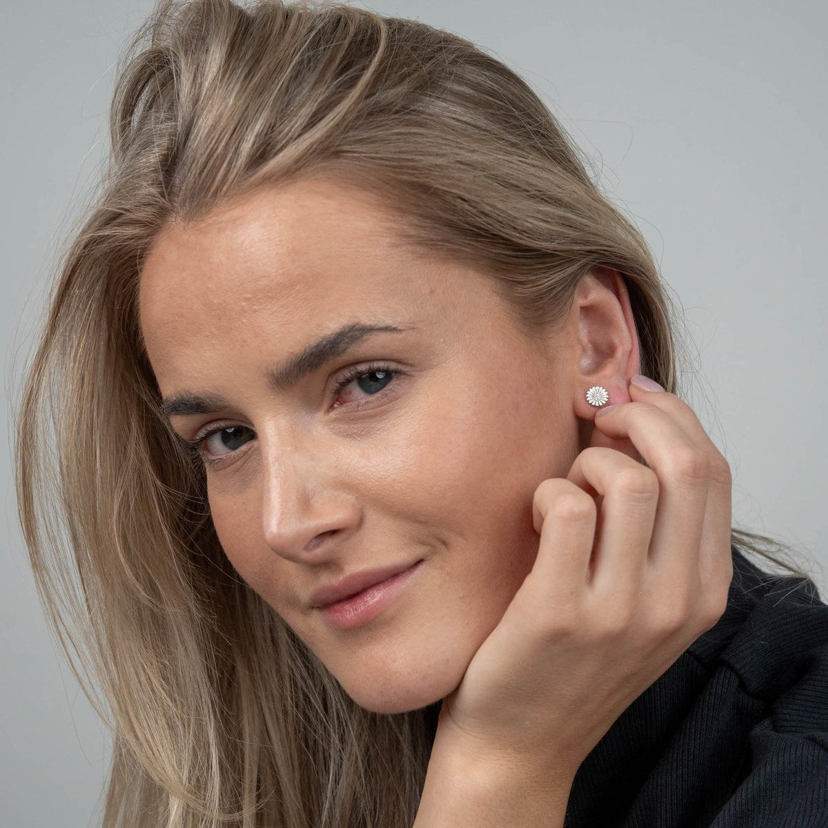 Christina Marguerit CZ 8mm ørestikker i sølv – model 671-S123 – billede 2